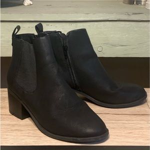 Women’s gap Chelsea booties size 8